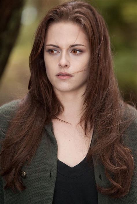 who plays bella in twilight|More.